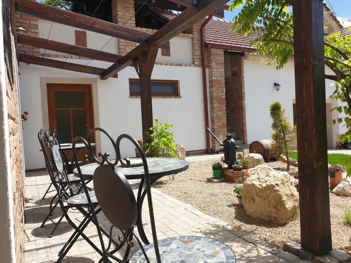 Apartmany In Veritas Микулов Екстериор снимка