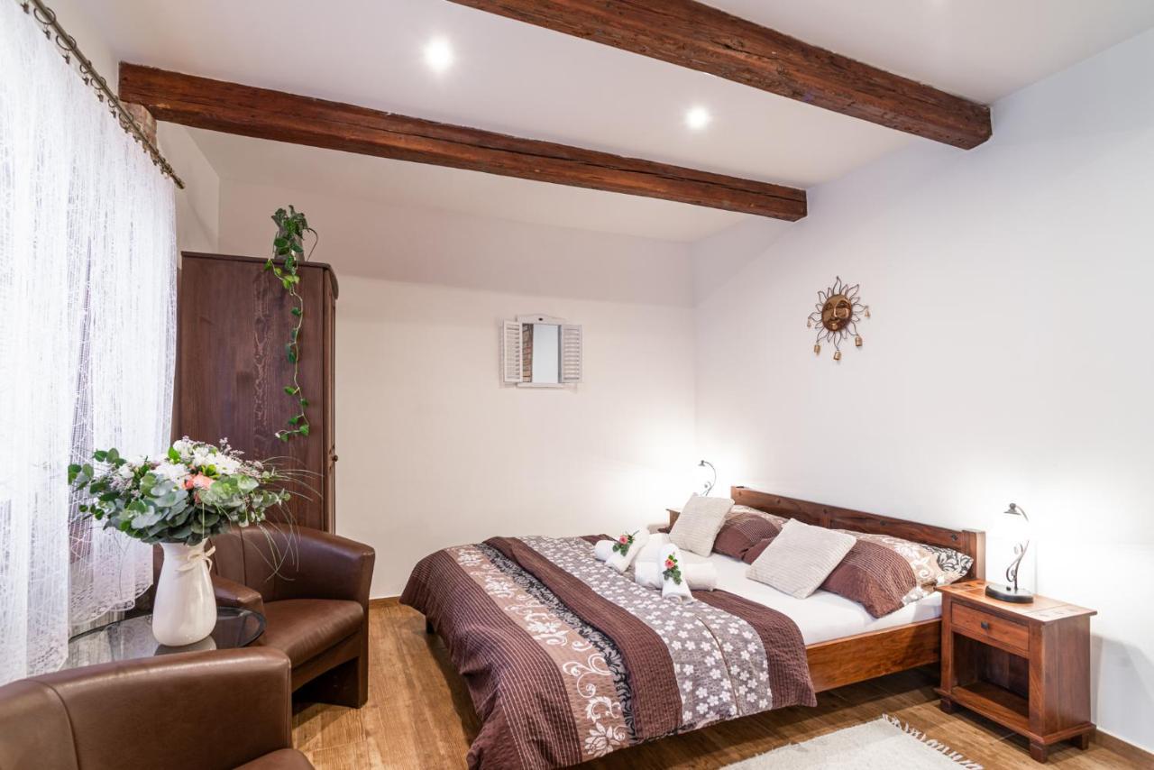 Apartmany In Veritas Микулов Екстериор снимка